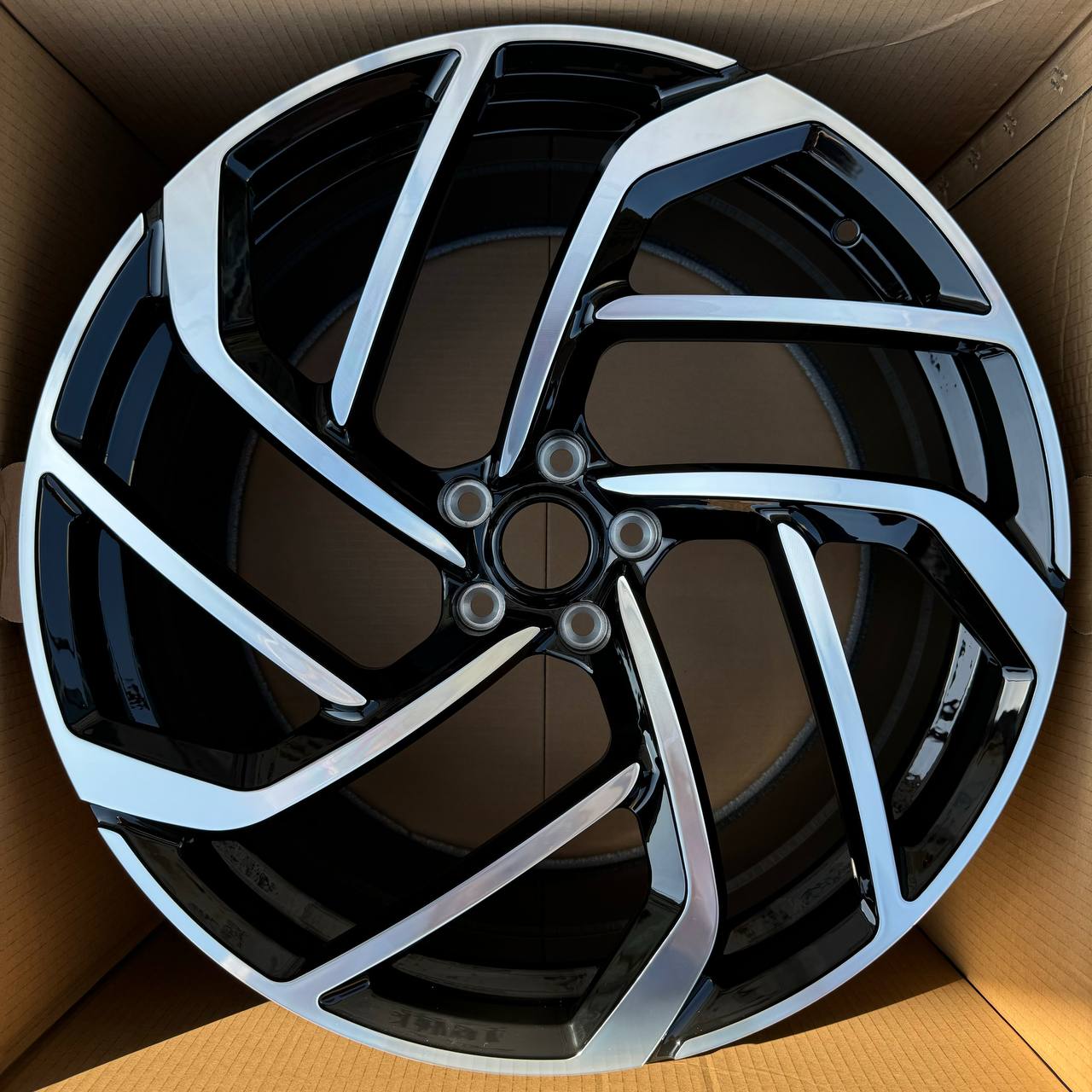 Кованый диск Forged MZB19-4 R20 8 Кованый диск Forged MZB19-4 R20 8
