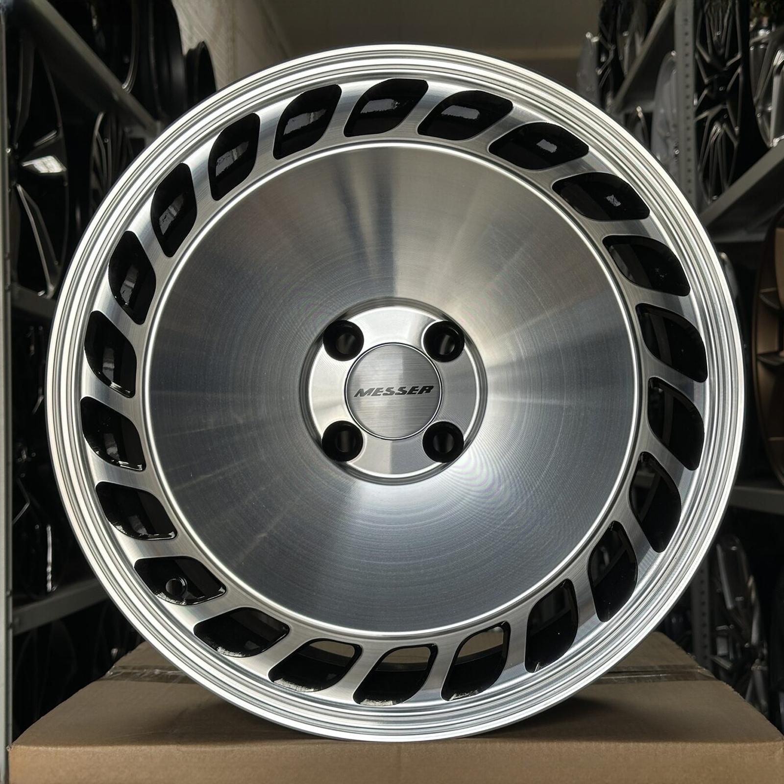 IPW #44 showroom centered 85 / source 610100