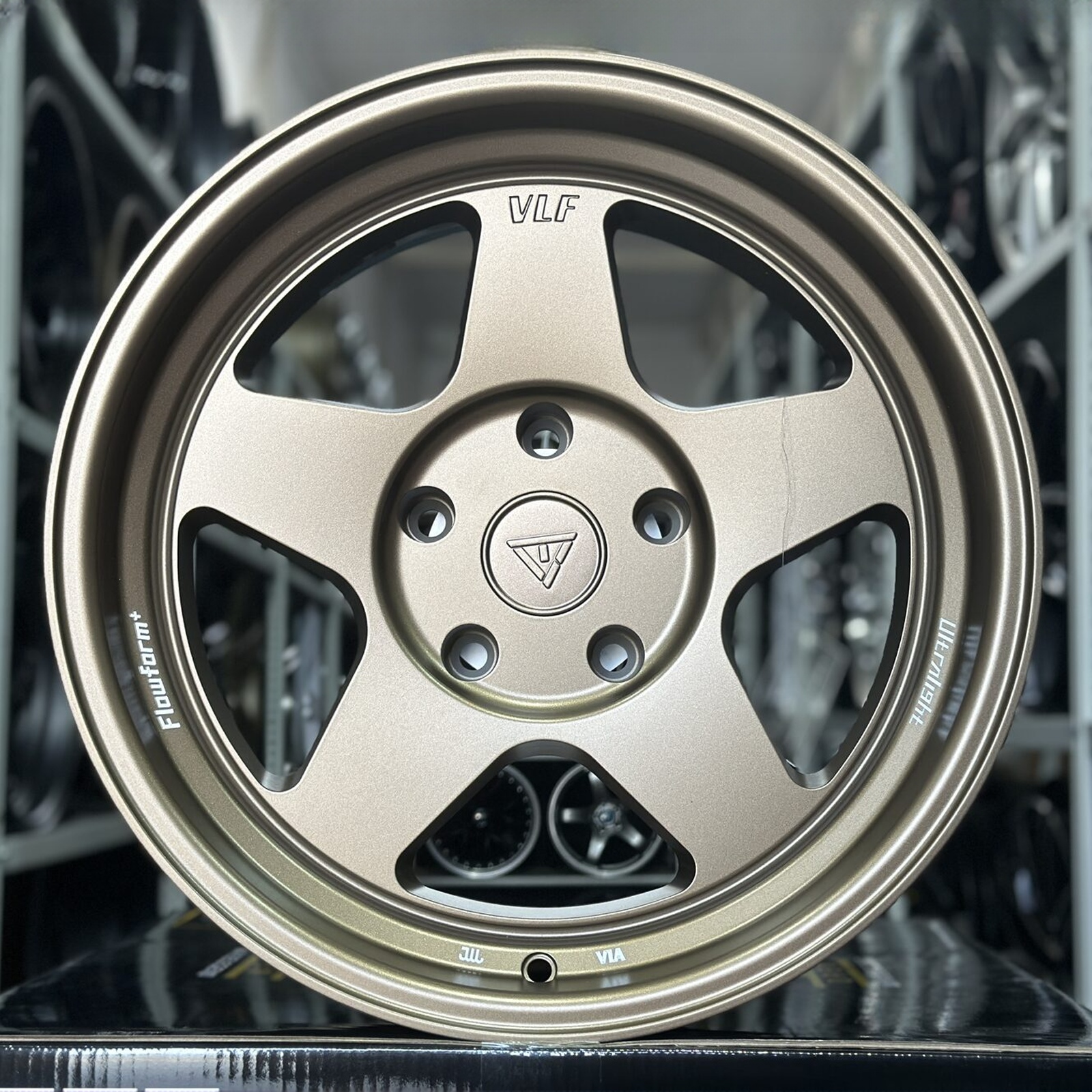 IPW #44 showroom centered 85 / source 611156