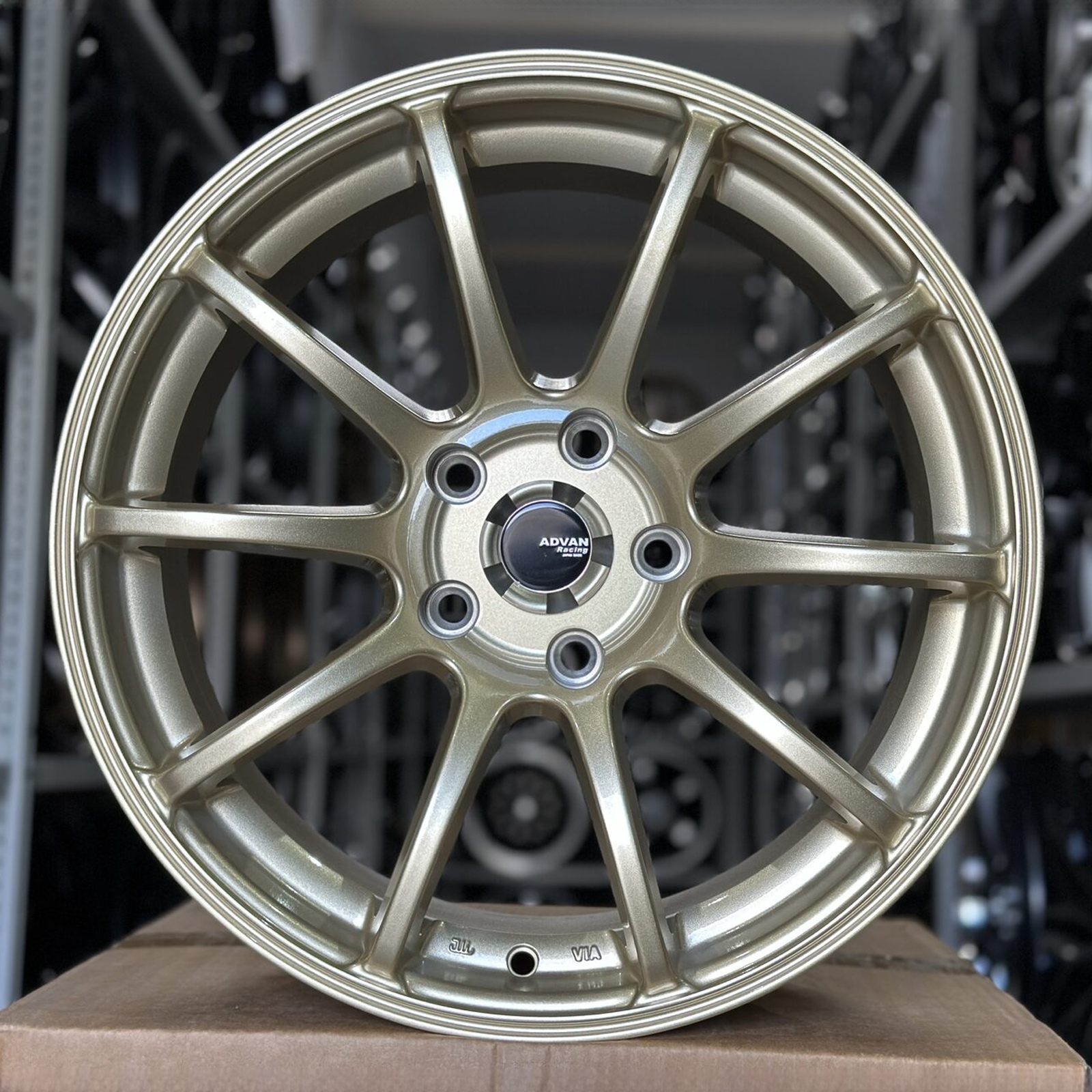 IPW #44 showroom centered 85 / source 611201