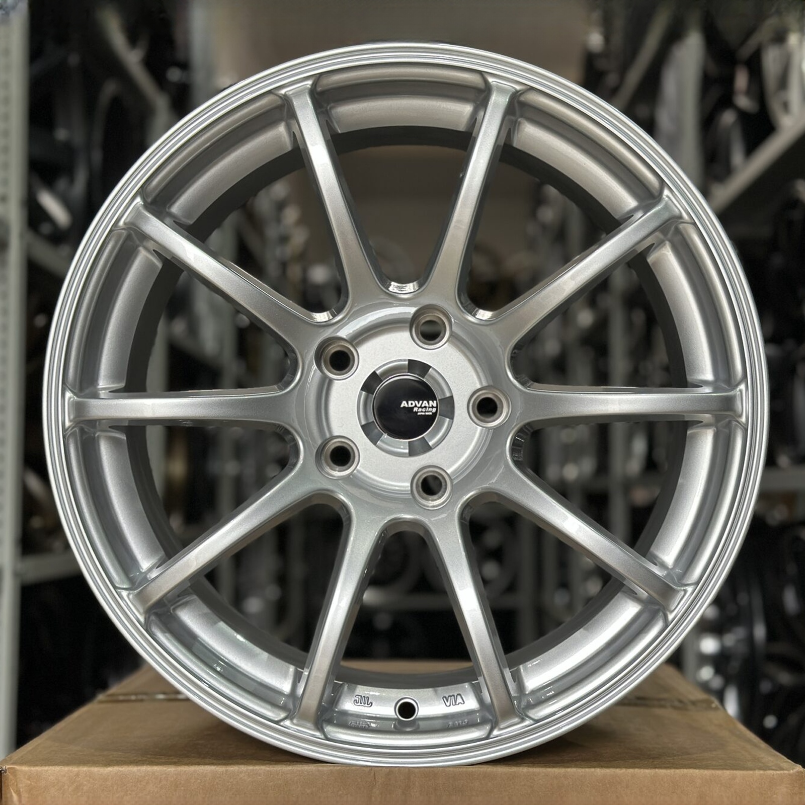 IPW #44 showroom centered 85 / source 611222