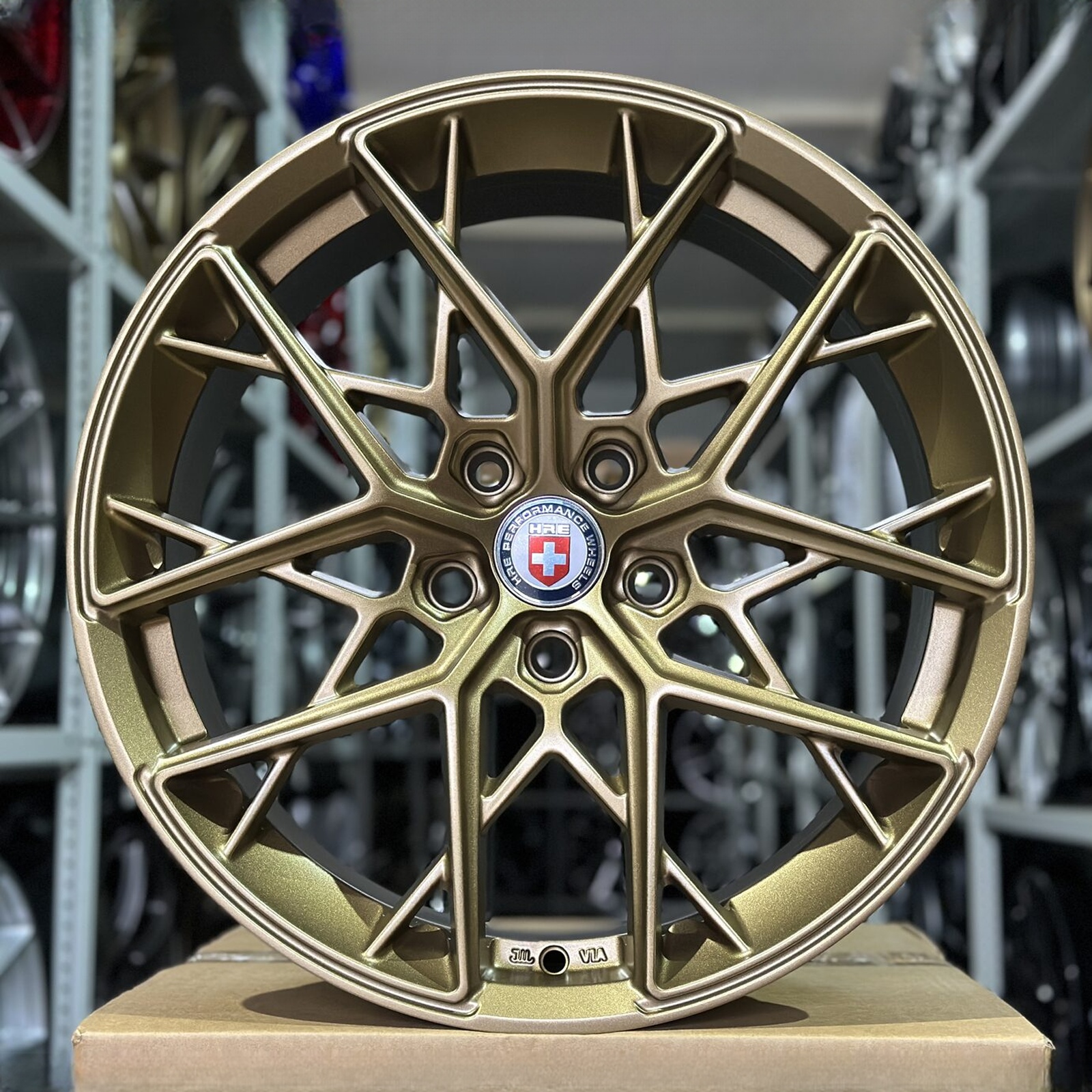 IPW #44 showroom centered 85 / source 611479