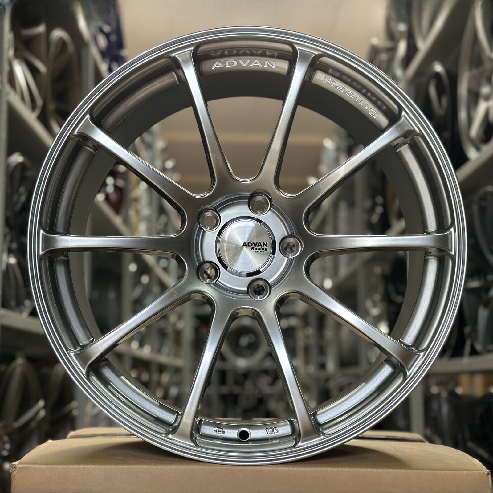 IPW #44 showroom centered 85 / source 611686